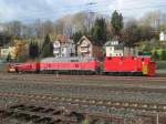 218 249-1 steht am 09. November 2013 mit den beiden Kronacher Schneepflgen im Gleisvorfeld des Bahnhofes Kronach abgestellt.