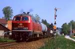 218 229 bei der Ausfahrt aus Furth im Wald in Richtung Cham, 13.05.1988.