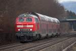 218 432-3 mit einer Doppelstock Garnitur unterwegs nach Lindau, in kürze wird Friedrichshafen erreicht, hier bei der Durchfahrt am Hp  Friedrichshafen Flughafen , hier ein Versuch mit dem Tele, 28.12.2013