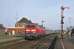 218 185-7 und 218 117-0 am 31.10.2009 mit einem morgendlichen IC Richtung Süden in Niebüll.