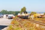 Westlich an den Schlüsselfelder Bahnhof schließt sich der Gleisanschluss der Fa.VD-Dennert an, der den Bestand der Strecke sichert. Die mit schweren Kabeltrommeln beladenen Wagen erfordern leistungsstarke Lokomotiven. 218 408 rangierte am 3.5.94 dort.