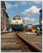 Ein solches Bild ist meist nur im Museum möglich.....

In ozeanblau/beige, die 218 128-7 1, ausgestellt am 17.08.2013 im Südwestfälische Eisenbahnmuseum in Siegen. 

Die Lok wurde 1971/72 bei Krupp unter der Fabriknummer 5149 gebaut.
