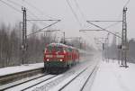 218 344-0 und eine Schwesterlokomotive mit einem aus nur 5 Wagen bestehenden IC nach Westerland am 17.01.2010 in Elmshorn.