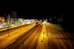 Blick in den nächtlichen Bahnhof Memmingen in dem gerade der Re 57420 aus München  Hbf kommend mit der 218 488-5 eingetroffen ist.Bild vom 18.8.2014