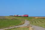 Der Marschbahn-Klassiker: Hindenburgdamm mit Blick Richtung Sylt. Mindestens im Stundentakt fährt der  Autozug Syltshuttle , die einzige Möglichkeit, mit dem Auto auf die Insel zu kommen (28.8.2014)