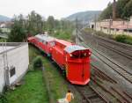 218 208-7 fährt am 25. Oktober 2014 mit den beiden Kronacher Schneepflügen vom Rodachtalbahngleis kommend in den Bahnhof Kronach ein.