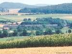 Der Radltour-Zug des Bayerischen Rundfunks am 28.7.90 etwa 2 km nördlich von Wassertrüdingen. Das Bild wurde vom westlichen Hang des Wörnitztals aus aufgenommen, an dem hier die Straße verläuft. 