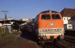 218140 City Bahn nach Köln steht am 29.11.1989 um 13.10 Uhr am Bahnsteig im Bahnhof Gummersbach.