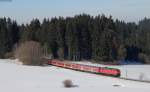 RB 57345 (Füssen-Augsburg Hbf) mit Schublok 218 414-1 bei Leuterschach 19.2.15