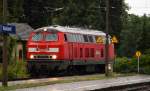 218 261-6 fährt im Regen durch Ruhland. Aufgenommen am 27.07.2015.