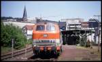 Gummersbach am 19.5.1992: Am Bahnsteig steht abfahrbereit nach Köln die City Bahn Lok 28148.