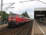 Anstatt einer Lok der Br 112 fuhr am 31.07.2006 218 435-6 einen RE  von Hamburg nach Kiel.Hier wartet der Zug in Elmshorn auf seine Abfahrt.