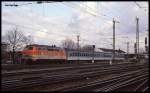 Nicht mehr im reinen City Bahn Look verkehrte 218144 am 25.3.1993, als sie mit ihrem Türkis grauen Wagenpark aus Gummersbach kommend um 14.42 Uhr in Köln Deutz unterwegs war.