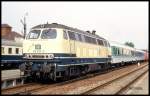 218480 brachte am 26.6.1993 die zu präsentierenden Fahrzeuge zum Eisenbahnfest nach Sinsheim; hier bei der Ankunft im Bahnhof Sinsheim.