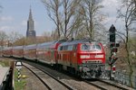 Sind mehr gleichzeitig leuchtende Anzeigen an einem einzelnen Signalmast möglich? 218 406-7 mit dem IRE 4228, Lindau - Stuttgart, hat am 04.04.2016 gerade das Einfahrsignal des Ulmer Hauptbahnhofs passiert.