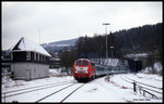 218132 fährt hier am 28.01.1996 um 14.43 Uhr mit dem RE 3457 nach Warburg in Brilon Wald ein.