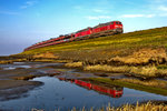 218 322-6 fährtam Abend mit einer Schwesterlokomotive mit dem Sylt-Shuttlezug bei Morsum vorüber.Bild vom 18.5.2016