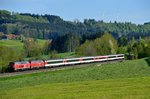 Mit sechs Wagen war der EC 196 am 15. Mai 2013 recht kurz. Zugloks waren die beiden Mühldorfer 218 437 und 440. Aufnahmeort war Ellenberg.