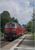 Die DB V 218 427-3 verlässt mit ihrem IRE 4228 von Lindau nach Stuttgart den Halt Meckenbeuren.