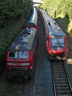 Blick von der Schlossbergbrücke (||) - Auf der Fahrt von Ulm nach Basel passiert IRE 3052 kurz nach der Abfahrt in Friedrichshafen 218 496-8 mit den Wagen des ex IRE 4231, der auf Grund einer Verspätung von 32 Minuten die Fahrt am 22.06.2016 nicht in Lindau sondern vorzeitig in Friedrichshafen beendete.