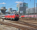 218 426-5 und eine Schwesterlok erreichen mit dem EC 193 (Basel SBB - Zürich HB - München Hbf) den Endbahnhof. Im Hintergrund ist noch eine Baureihe 111 mit n-Wagen zu sehen.
München Hbf, 13. August 2016