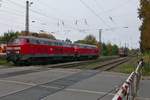 Lokwechsel am EC 191, Basel - München - Aus der Parallelfahrt von 218 403-4 mit 218 426-5 und 421 392-2 wurde kurzfristig eine ‘Hinterherfahrt‘. Auf Grund des Lokwechsels und der damit verbundenen Rangierfahrten mussten die am 29.10.2016 am Bahnübergang Bregenzer Straße in Lindau stehenden Autofahrer etwas länger auf das Hochgehen der Schranken warten.