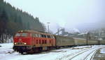 Im Januar 1979 fährt die 218 149-3 mit einem D-Zug in Brilon Wald ein, im Hintergrund die chemische Fabrik der Degussa, in der hauptsächlich Aktivkohle produziert wurde.