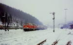 Mit einem recht kurzen Zug verlässt 218 135-2 im Januar 1979 den verschneiten Bahnhof Brilon Wald