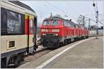 218 498-4 und 218 452-1 übernehmen in Lindau Hbf die Wagen des EC93 nach München.