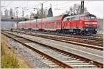 IRE 4211 mit 218 496-8 am Zugschluss fährt über den Bodenseedamm in den Bahnhof Lindau Hbf ein.