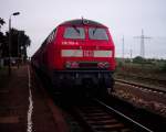 BR218 mit einer RB aus Rathenow in Richtung Stendal im Bahnhof Schnhausen/Elbe