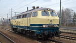 Die schön anzusehende Railsystems RP blau-beige 218 480-2 (9280 1 218 480-2 D-RPRS) am 17.02.18 Bf. Flughafen Berlin-Schönefeld.