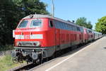 Es gibt sie noch: die guten alten 218er.
Hier im Bahnhof Husum am 30.6.2018 mit einem IC von Westerland nach Stuttgart.
Als Doppeltraktion sind gefahren 218 380-4 und 218 397-8.
Weiter so, damit man im Urlaub den 218er Sound hören kann.