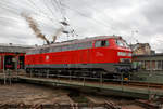 
Nun weiß ich warum man sie auch V....164 nennt ;-)
Die 218 191-5 (92 80 1218 191-5 D-MZE) der MZE - Manuel Zimmermann Eisenbahndienstleistungen, Hellenhahn-Schellenberg (Ww), ex DB 218 191-5, am 28.10.2018 auf der Drehscheibe im Südwestfälische Eisenbahnmuseum in Siegen. Gerade hat der Lokführer den Motor neu gestartet.

Die V 164 wurde 1973 bei Krupp unter der Fabriknummer 5205 gebaut und an die DB geliefert, im Juli 2018 wurde sie dann ausgemustert und an Manuel Zimmermann Eisenbahndienstleistungen verkauft.

Technische Daten:
Achsformel:  B'B'
Spurweite:  1.435 mm
Länge: 16.400 mm
Drehzapfenabstand: 8.600mm
Achsabstand im Drehgestell: 2.800mm
Raddurchmesser:1.000mm (neu) / 920 mm (abgenutzt)
Gewicht:  79,5 Tonnen
Radsatzfahrmasse:  20,0 Tonnen
Höchstgeschwindigkeit:  140 km/h
Motor: Wassergekühlter V 12 Zylinder Viertakt MTU - Dieselmotor vom Typ MA 12 V 956 TB 10 mit Direkteinspritzung und Abgasturboaufladung mit Ladeluftkühlung
Motorleistung: 1.839 kW (2.500 PS) bei 1500 U/min
Motorhubraum: 114,67 Liter (insgesamt)
Getriebe: MTU-Getriebe K 252 SUBB (mit 2 hydraulische Drehmomentwandler)
Leistungsübertragung: hydraulisch
Anfahrzugkraft: 235kN (Langsamgang)
Dauerzugkraft: 175kN
Bremse: hydrodynamische Bremse KE-GPP2R-H mZ
Kleinster befahrbarer Gleisbogen: R 100 m
Tankinhalt:  3.200 l

Die Baureihe 218 ist das zuletzt entwickelte Mitglied der V 160-Lokfamilie. Viele Gemeinsamkeiten der Baureihen V 160 bis V 169 (spätere 215 bis 219) wurden in ihr zusammengefasst. 

Im Jahr 1966 bestellte die Deutsche Bundesbahn zunächst zwölf Vorserien-Lokomotiven der Baureihe V164. Die ersten Lokomotiven wurden ab 1968 von der Firma Krupp ausgeliefert. Von der Deutschen Bundesbahn wurden sie aber als Baureihe 218 in Dienst gestellt. Die Serienbeschaffung (unter Beteiligung von Henschel, Krauss-Maffei und MaK in Kiel) erfolgte von 1971 bis 1979 mit 398 weiteren Maschinen. Hinzu kam 1975 nach einem Unfall die 215 112, die nach ihrer Instandsetzung zur 218 399 wurde. Die Auslieferung erfolgte in vier Bauserien (218 101-170, 171-298, 299-398, 400-499), bei denen es geringe Veränderungen gab.
Die 140 km/h schnellen und 2.500 bis 2.800 PS starken ''BB-Loks wurden im Reise - und Güterzugdienst eingesetzt. Die elektrische Zugheizung und die Wendezug- und Doppeltraktionssteuerung machen die Baureihe 218 zu einer universal verwendbaren Lok. Die Baureihe 218 bewährte sich im Betriebsdienst und galt noch bis ins Jahr 2000 als die wichtigste Streckendiesellok der Deutschen Bahn AG. Leider wurden immer mehr Leistungen im Personennahverkehr durch Triebwagen ersetzt. Dadurch und durch Betreiberwechsel waren immer mehr Lokomotiven der Baureihe 218 bei der Deutschen Bahn AG überflüssig geworden. Im Juli 2009 waren noch etwa 200 Exemplare im Einsatz. Eine Nachfolgerin für die Baureihe 218 ist noch nicht in Sicht.
