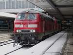 218 402-6 und 218 423 bespannten am 23.2.13 den EuroCity 194 nach Zürich. Aufgenommen in München Hbf.