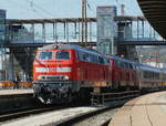 Am 15.04.2019 fuhren 218 476 und 218 495 mit dem IC 2013 (Dortmund Hbf - Oberstdorf Hbf) von Stuttgart Hbf bis Ulm Hbf. In Ulm hing 218 495, außerplanmäßig ab und wurde durch 218 499 ausgetauscht. Hier zusehen ist 218 476 und 218 499, die letztgebaute 218 die im Juli 2019 Fristablauf hat. Anschließend fuhr der Zug um 16:32 Uhr aus dem Ulmer Hauptbahnhof in Richtung Oberstdorf.