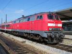 218 475 steht mit einem RE in Augsburg Hbf. Sie ist vor wenigen Minuten mit ihrem Zug aus Lindau angekommen. Aufgenommen am 07.10.2007