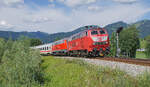 Der IC Allg�u mit der ''Kemptner Starlok 218 406'' an der Spitze legt sich im sch�nen Allg�u,
bei Fischen in die Fotokurve!

Fischen, 01.07.2025 