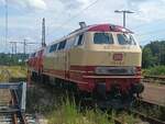 218-419-0 und 218-415-8 warten auf dem Abstellgleis in Plochingen auf ihren Einsatz am IC 2013. Aufgenommen am 30.6.2026.