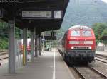 Ein BR 218 390-3 mit RE kommt gerade kurz vor der Ankunft pnktlich auf Bingen Hbf.