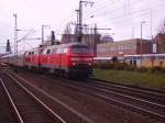 218 333-3 und eine weitere 218 ziehen einen IC nach Westerland. Elmshorn, 04.04.08