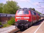 Eine 218er Doppeltraktion fhrt durch Elmshorn mit dem IC 2181 in Richtung Hamburg Hbf.