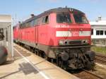 BR 218 487 steht mit 218 486 vor einem IC in Richtung Hamburg/ Bremen in Westerland (Sylt) am 05.08.2008