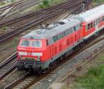 218 481-0 schiebt ihre n-Wagen Garnitur aus Richtung Ludwigshafen in den Mannheimer Hbf.