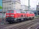 Im Hamburger Hauptbahnhof machte sich am 15.05.2004 eine 218er-Doppeltraktion fr einen EuroCity bereit.