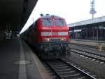 218 473 steht bei ungnstiger Foto-Wetterlage mit der Zugganitur des RB nach Bad Harzburg in Hannover Hbf.