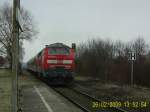 218 499-2 schiebt am 26.2.2009 RB 13958 aus dem Bahnhof von Dettingen/Teck in Richtung Kirchheim.