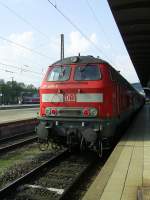 218 489-3 ist am 14.4.2009 mit einem Regionalzug im Ulmer Hbf angekommen. Das Gleis wurde doppelt belegt. Weiter hinten steht noch ein Doppelstockzug.