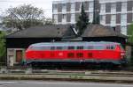 In leuchtendem Neulack: 218 810-0 im Lokportrait, abgestellt in Darmstadt Hbf. (Ende Mai 2009).