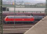 Fr die S-Bahn bereitgestellte 218 191 fhrt mit einem Flach-wagen unter der Straenbrcke ins S-Bahnwerk Plochingen ein.